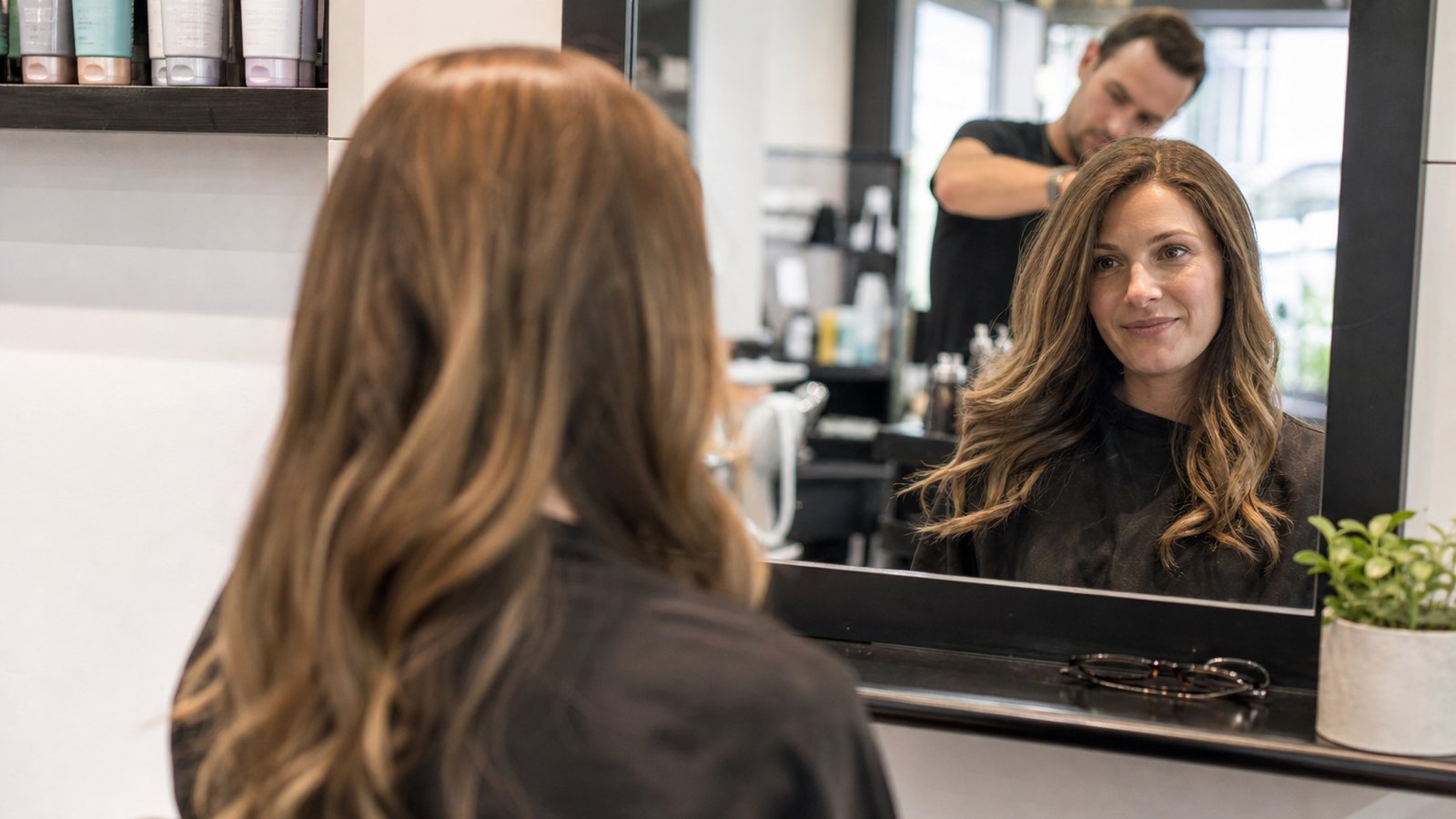 Cliente retrouvant sa couleur habituelle, satisfaite devant le miroir du salon